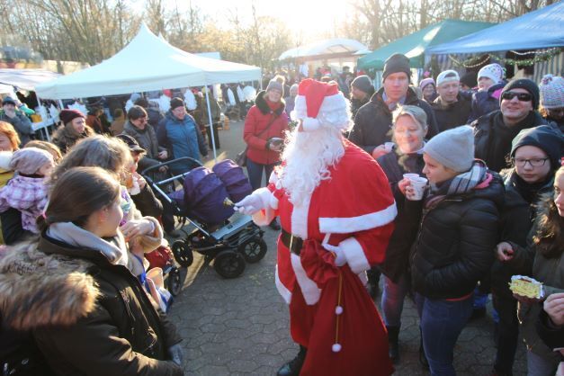 Besuch des Weihnachtsmannes auf dem Astersteiner Weihnachtsmarkt 2022